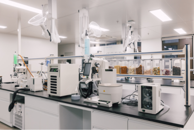 花西子獲新華網(wǎng)“科研創(chuàng)新優(yōu)秀案例”，以研發(fā)驅(qū)動(dòng)引領(lǐng)中國彩妝高質(zhì)量發(fā)展